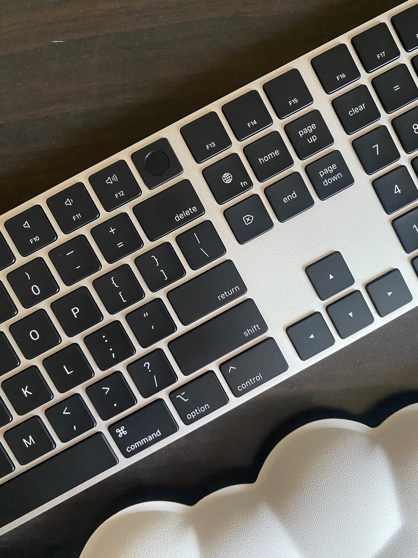 【當日出貨】|A2520 Apple 黑銀色巧控鍵盤with Touch ID含數字鍵|九成新以上 |註冊保固90天
