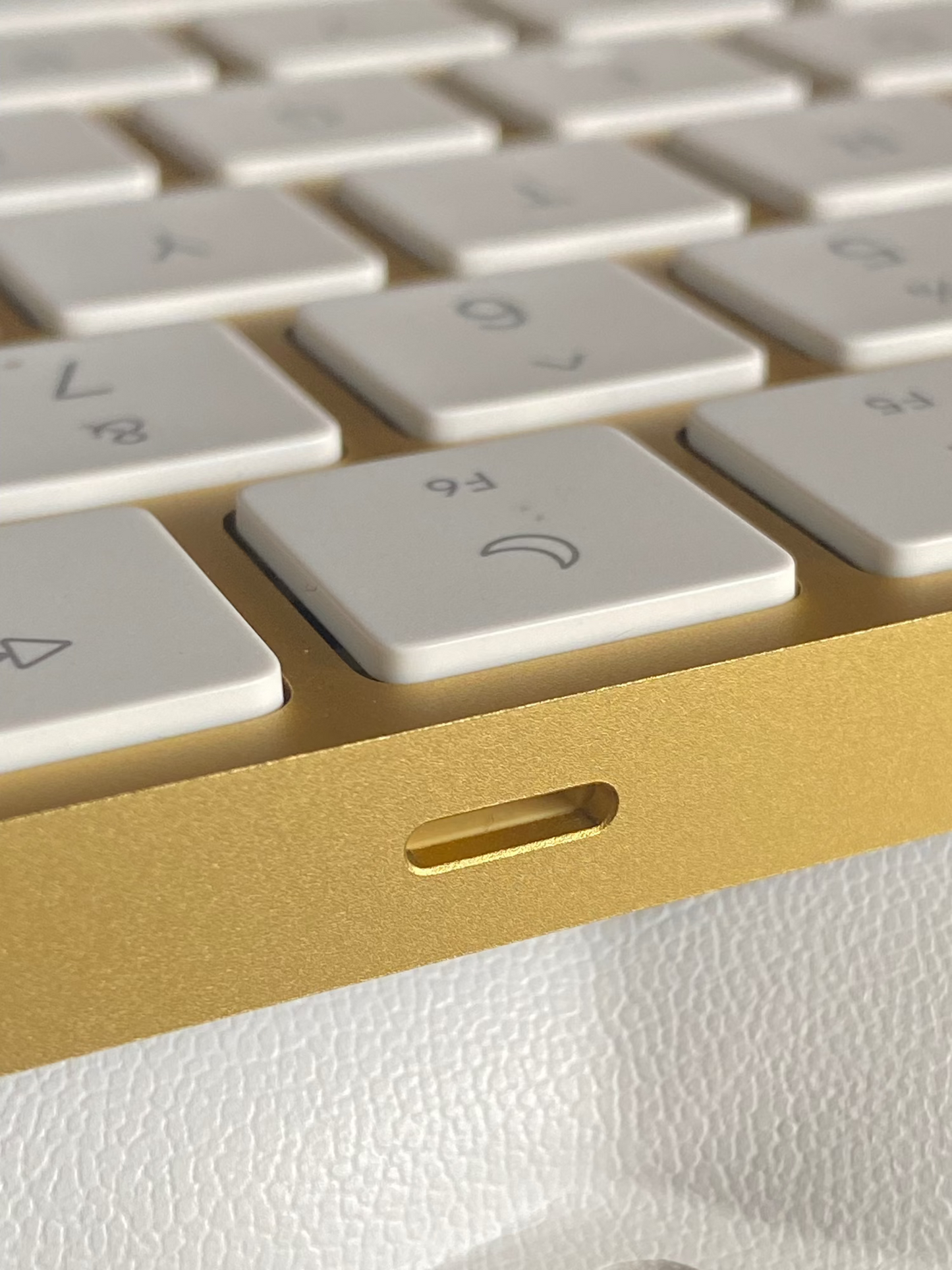 A2449_GOLD_04