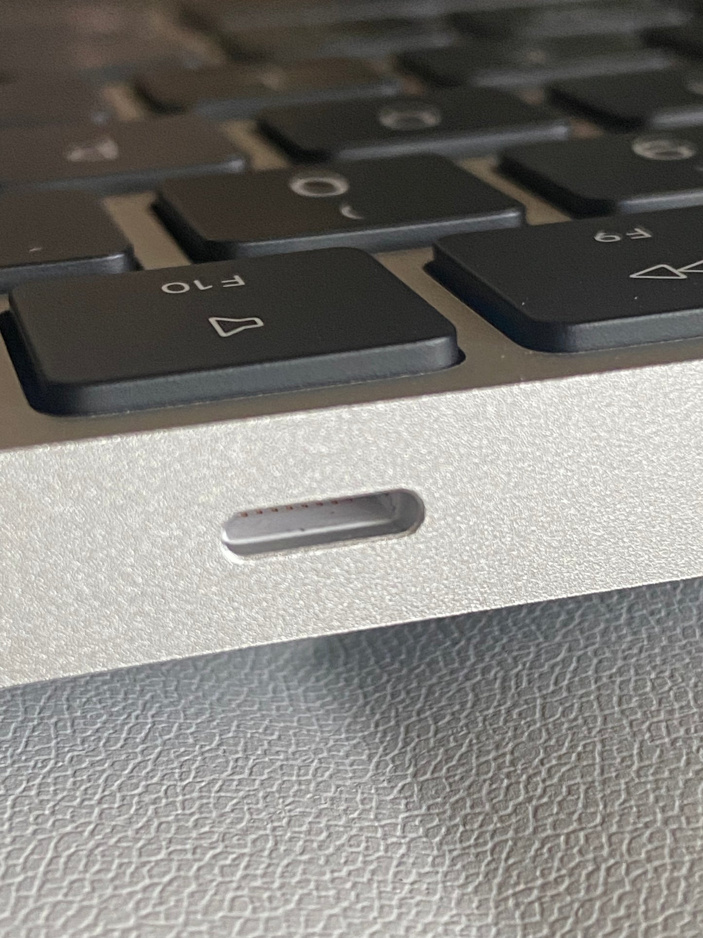 【當日出貨】｜A2520 Apple 黑銀色巧控鍵盤with Touch ID含數字鍵｜九成新以上 ｜註冊保固90天