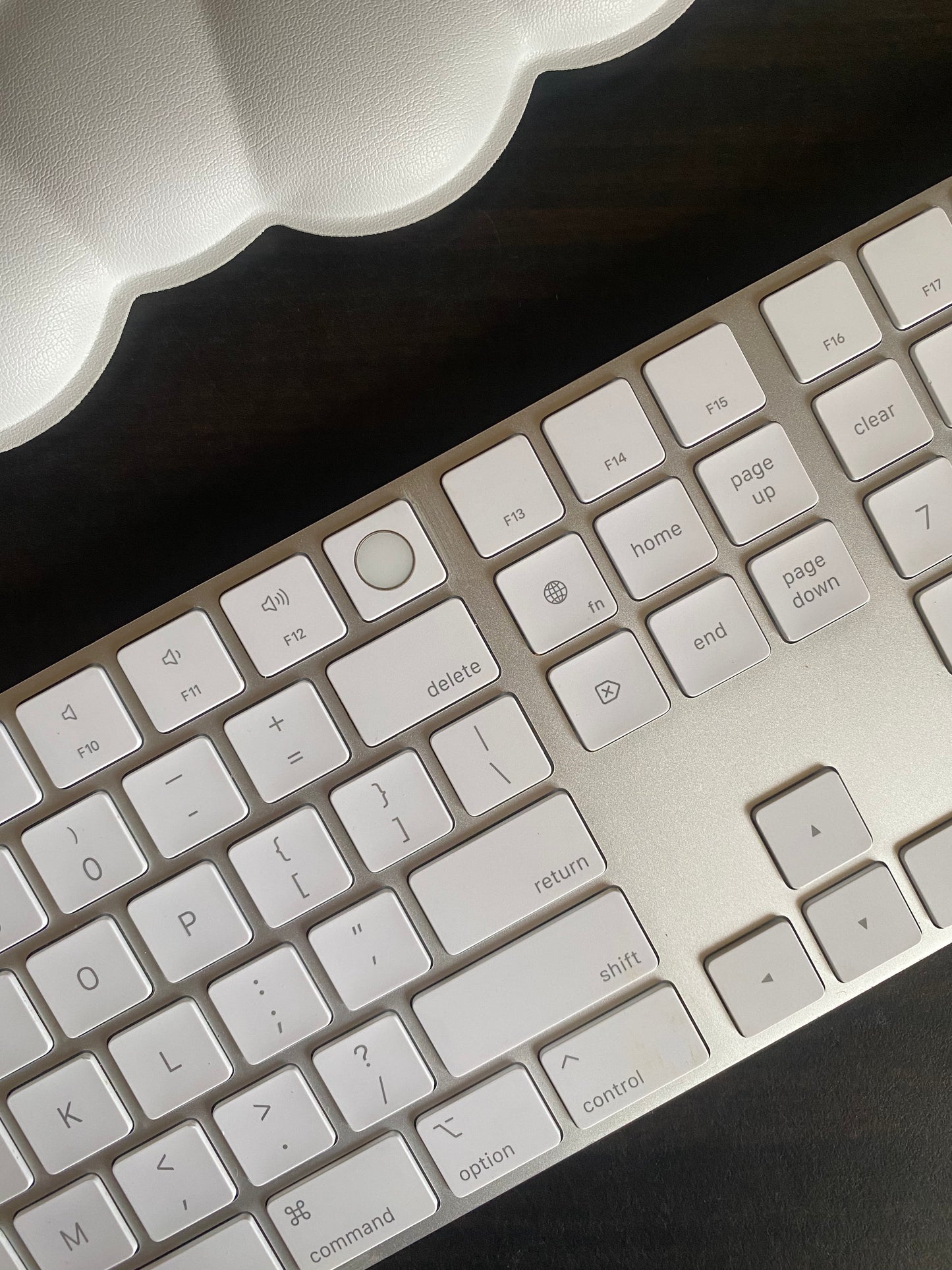 【當日出貨】｜A2520 Apple 白色巧控鍵盤with Touch ID含數字鍵｜九成新以上 ｜註冊保固90天