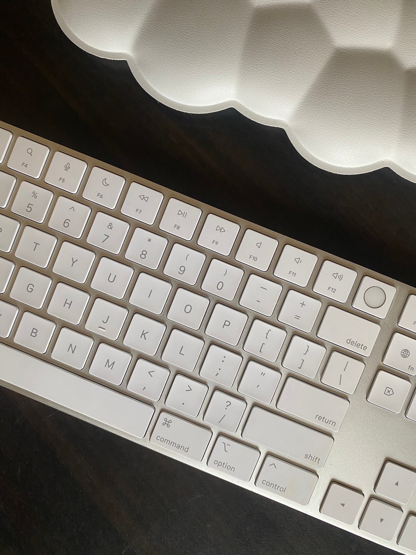 【當日出貨】｜A2520 Apple 白色巧控鍵盤with Touch ID含數字鍵｜九成新以上 ｜註冊保固90天